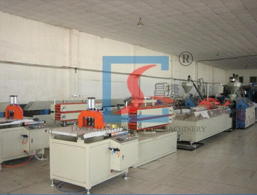 İkiz Vidalı Ekstruder Ahşap Plastik Ekstrüzyon Hattı Tavan Paneli için